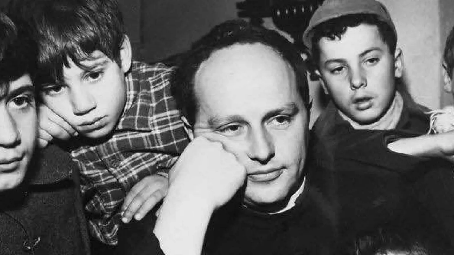 La targa su don Lorenzo Milani "anticomunista" non c'è più: la frase mai detta e l'ultimo caso