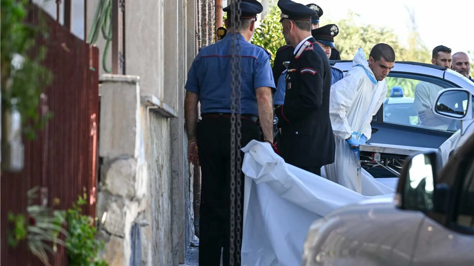 La madre uccisa dal figlio 16enne, la famiglia con la bimba disabile: quella bomba chiamata solitudine