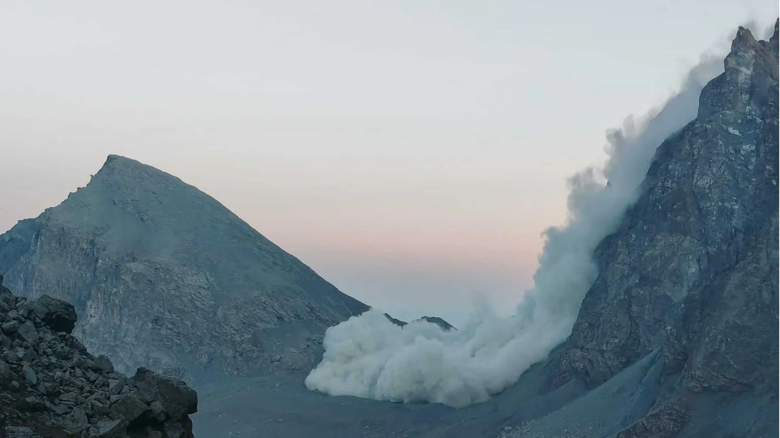 Frana sul Monviso, si cerca un escursionista