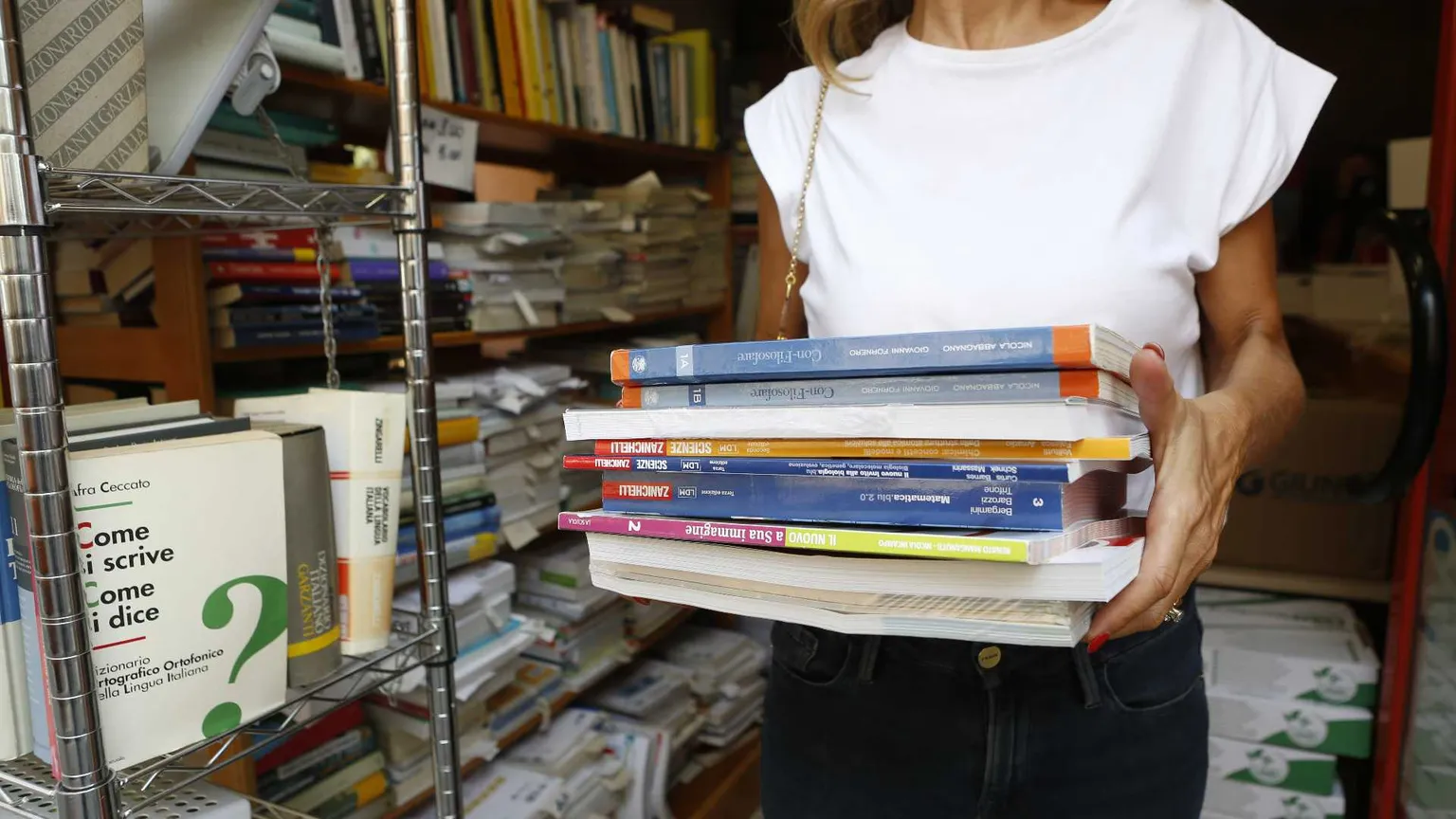 I libri scolastici costano sempre di più, ma le famiglie quest'anno spenderanno meno