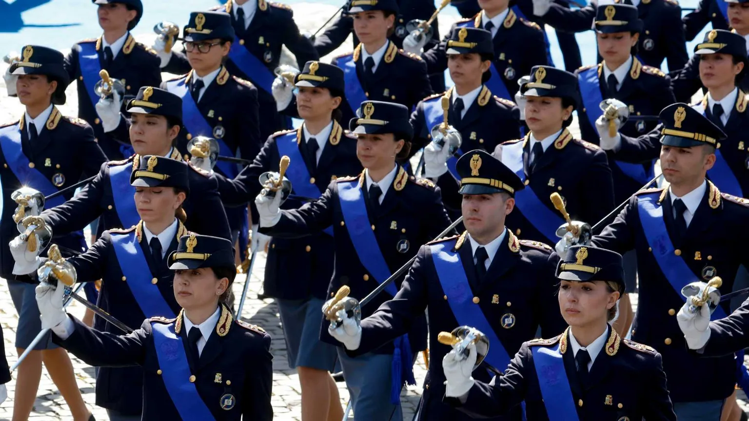 Quelle regole su tatuaggi e uniformi che penalizzano le donne in Polizia
