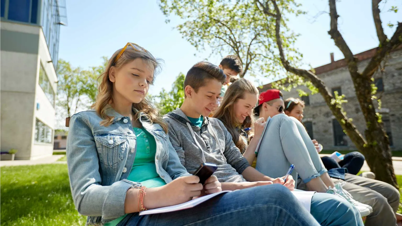 Limitare l’accesso ai social è rassicurare o educare?