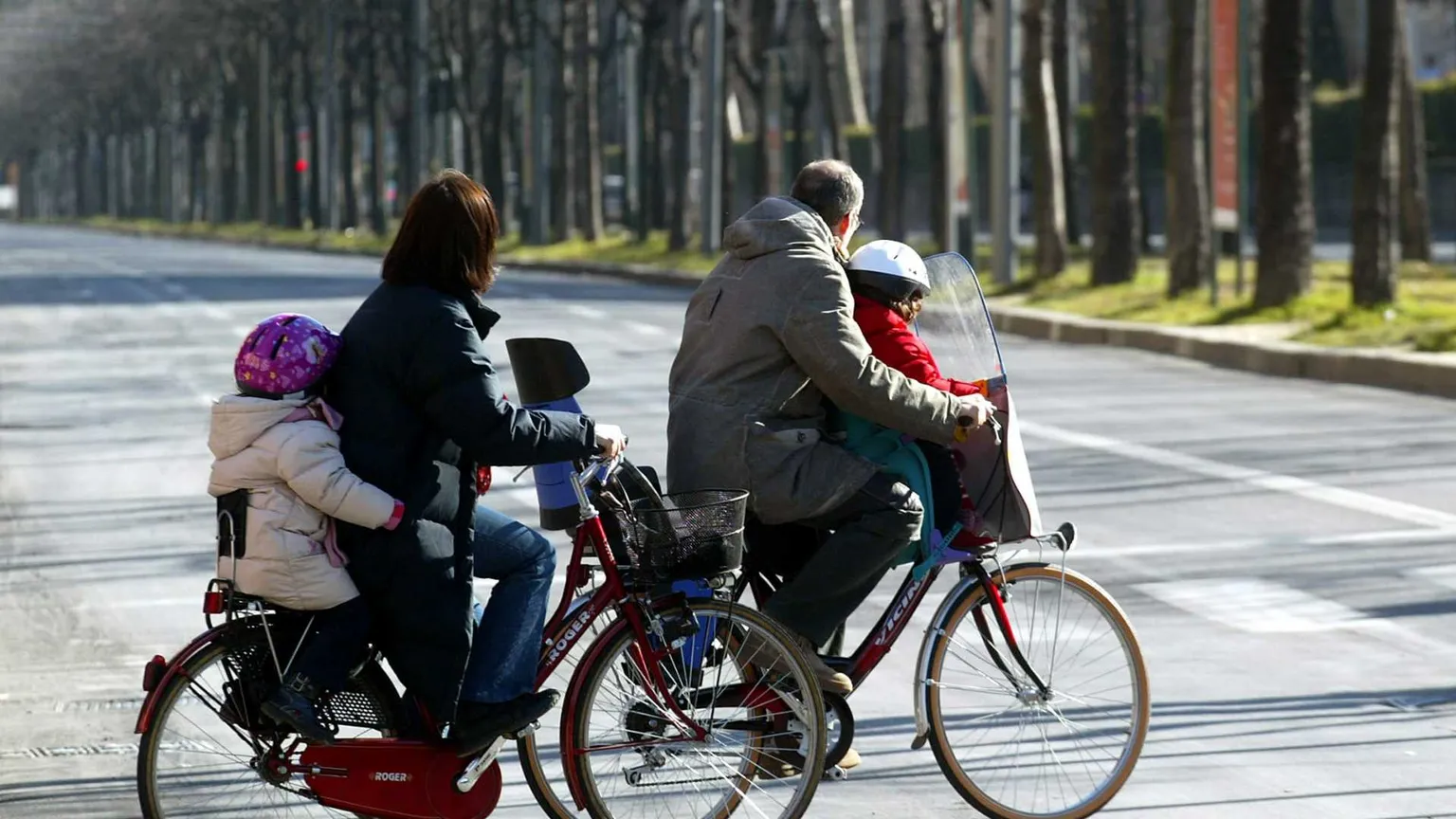 Una famiglia in bicicletta