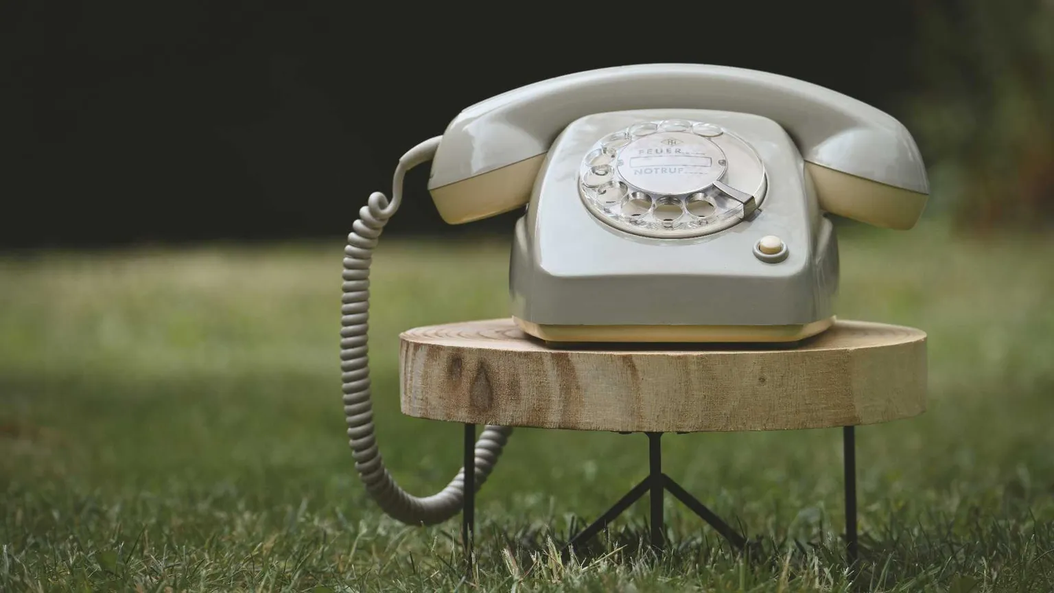 Un telefono senza fili per ricucire le ferite del lutto