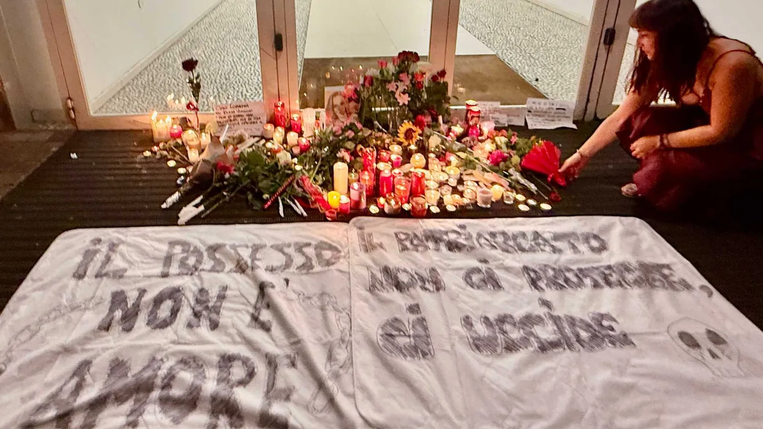 Fiori e lacrime per Lorena, Firenze si mobilita: «Adesso basta femminicidi»