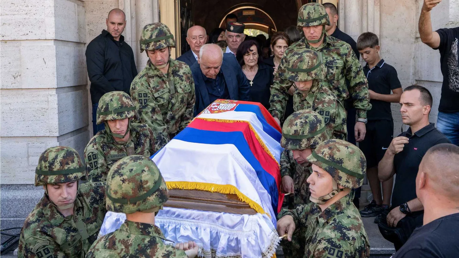 Soldati trasportano la bara di Ratko Mladic al termine dei funerali