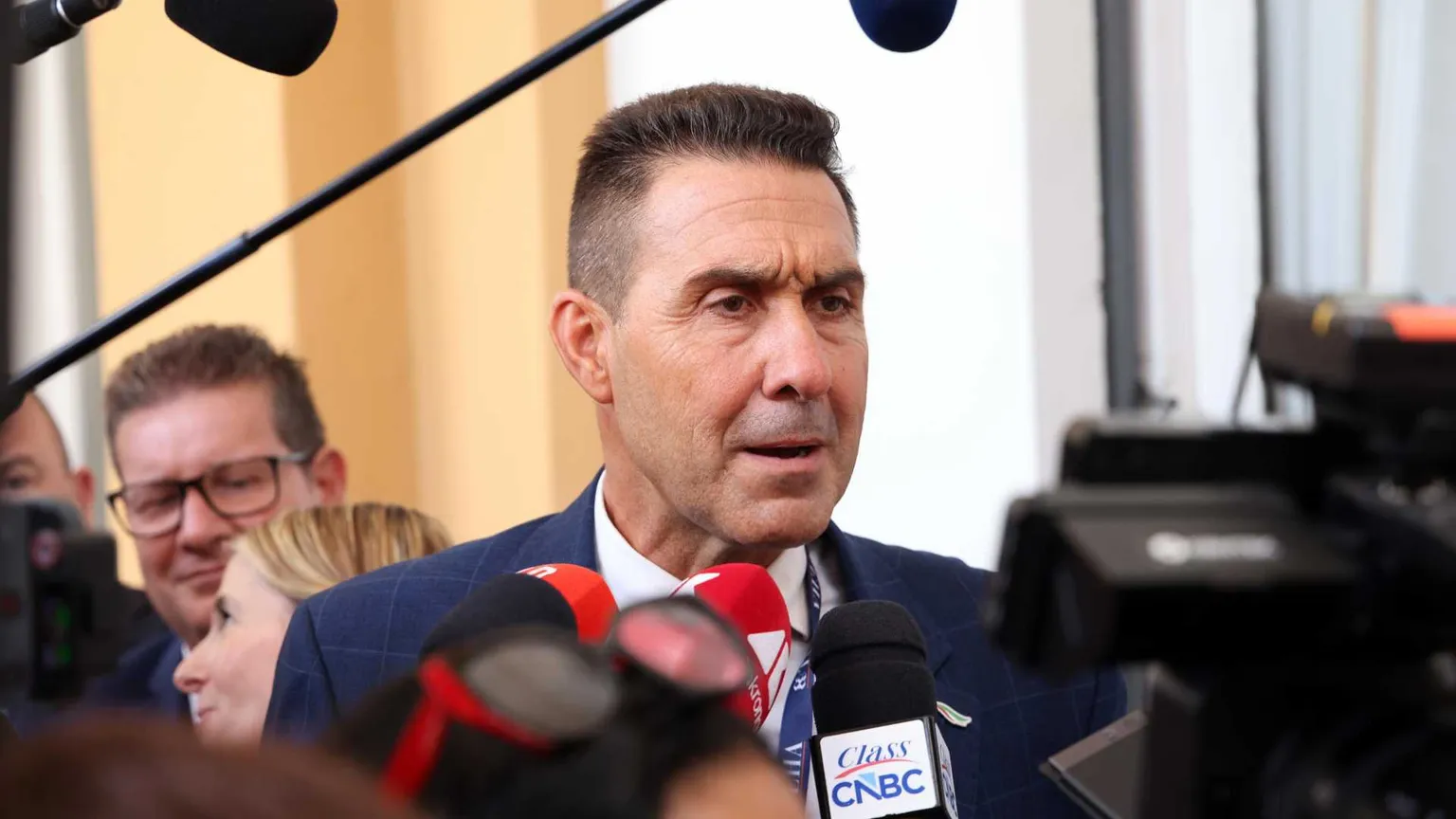 Vannacci perde pezzi e corteggia Meloni: tutti i movimenti dentro Futuro Nazionale
