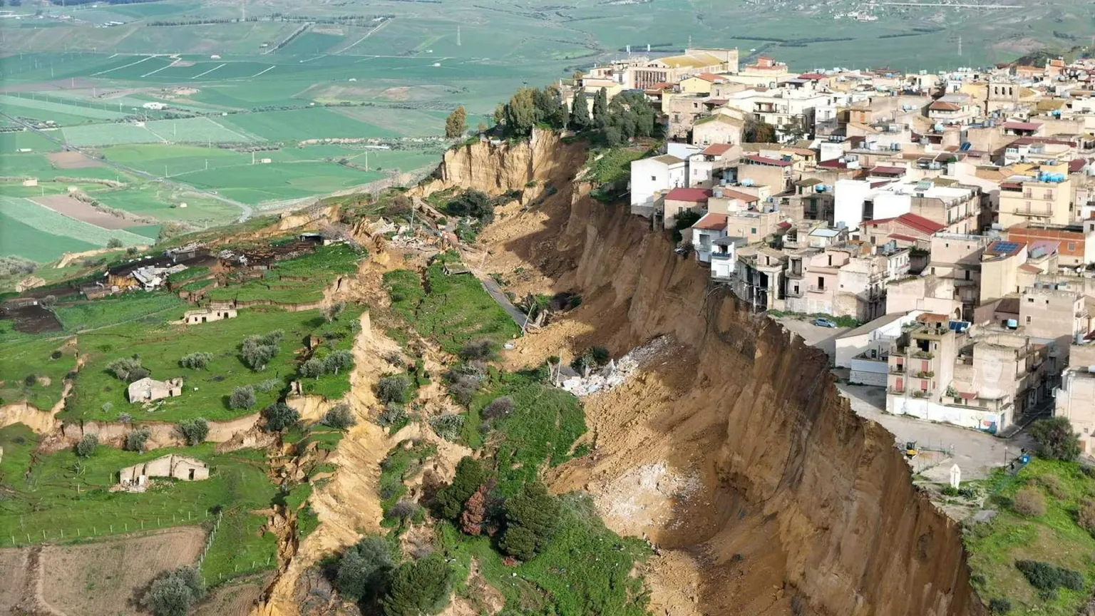 A Niscemi (Caltanissetta) il fronte della frana si allarga ancora / ANSA