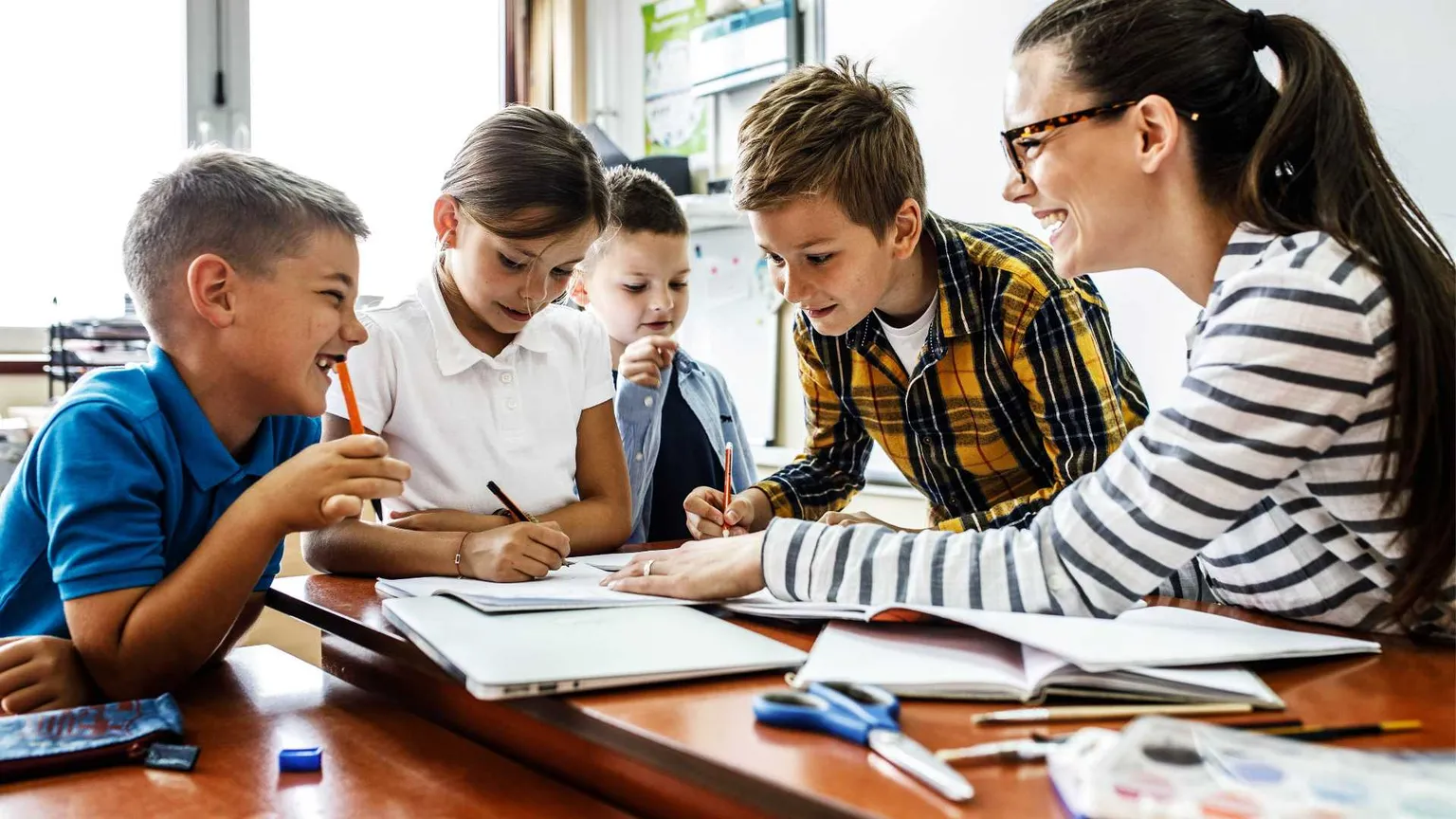 La scuola. La tentazione dell'IA. E poi una penna e un foglio