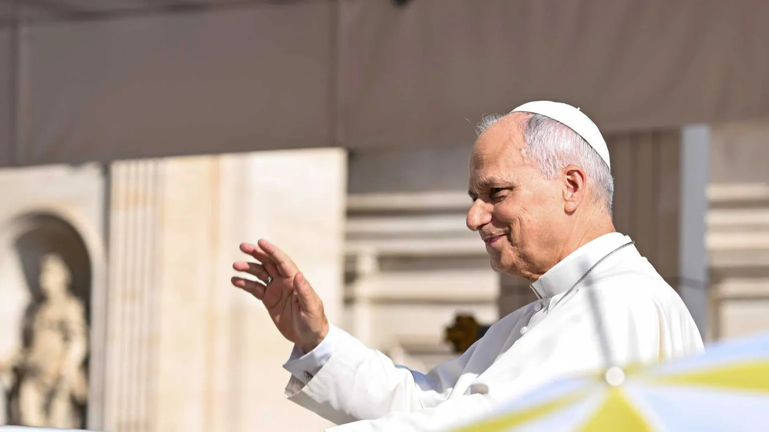 Il Papa: «Promuovere la dignità umana, no alle manipolazioni»