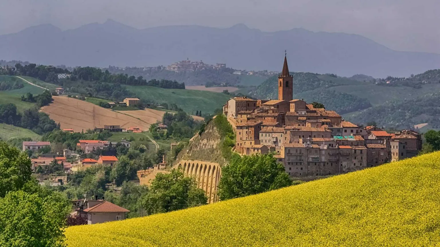 Da quattro distributori a zero ma il borgo di Castignano non si arrende e fa il pieno in autonomia