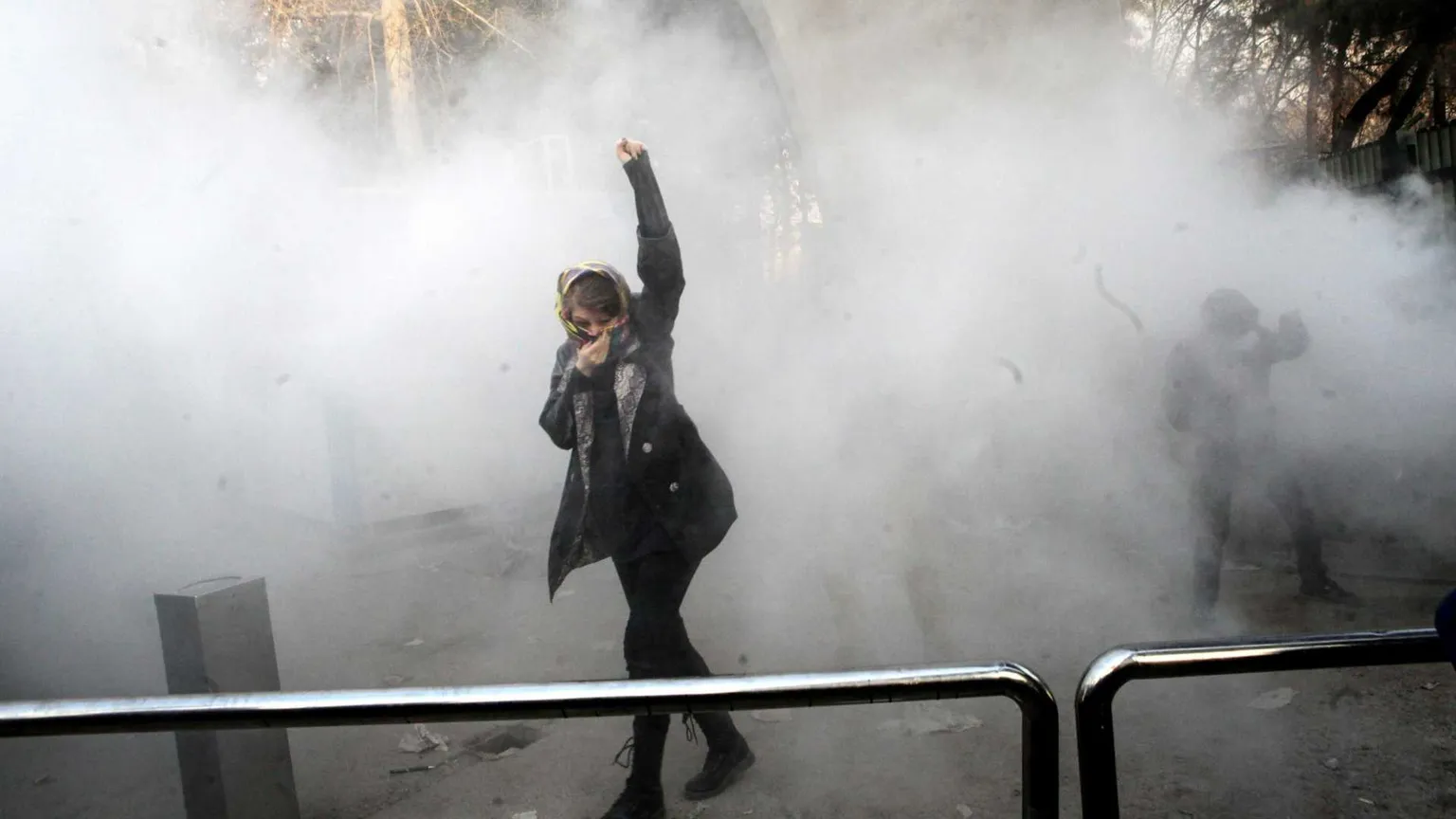 Una studentessa in una protesta all’università di Teheran