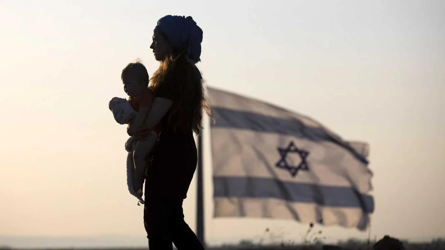 Lo scrittore israeliano Eshkol Nevo: «Questa notte finirà, è l’ora di provare empatia per vittime e civili»