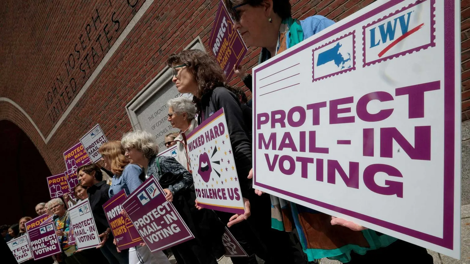 Persone protestato con dei cartelli su cui è scritto: protect mail - in voting