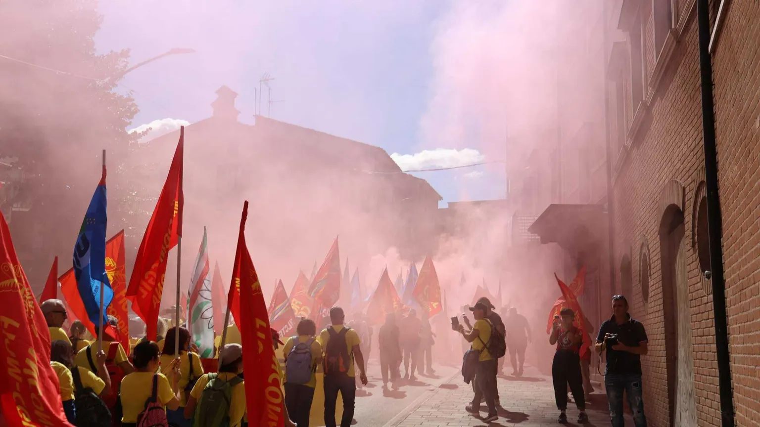 Electrolux, la dismissione silenziosa è ripartita dalle Marche (tra le proteste)
