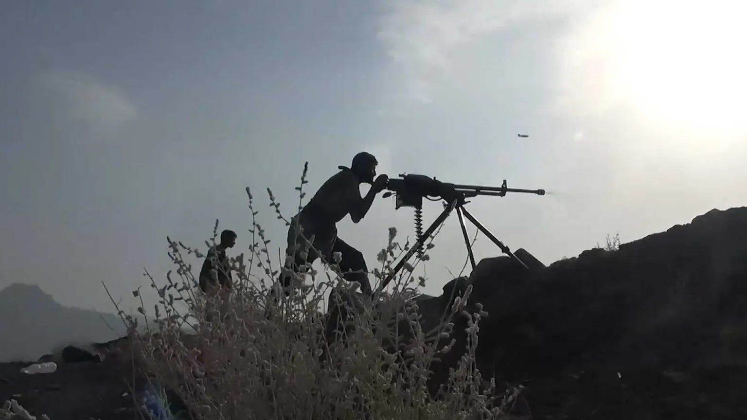 Combattenti Houthi impegnati in un'offensiva nei pressi della città portuale di Mokha, sulla costa occidentale dello Yemen