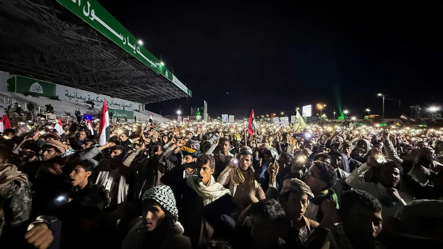 Sostenitori degli Houthi scandiscono slogan mentre celebrano l'offensiva lungo la costa yemenita del Mar Rosso, a Sanaa