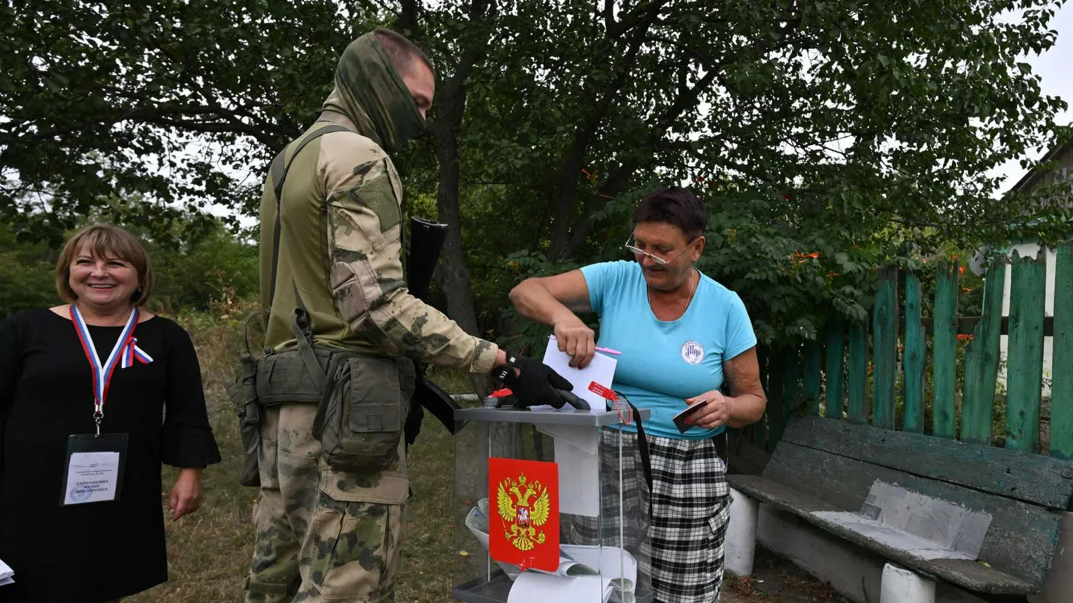 Una donna deposita la scheda elettorale durante il voto anticipato a Verbovka nel Donetsk in mano ai russi / ANSA