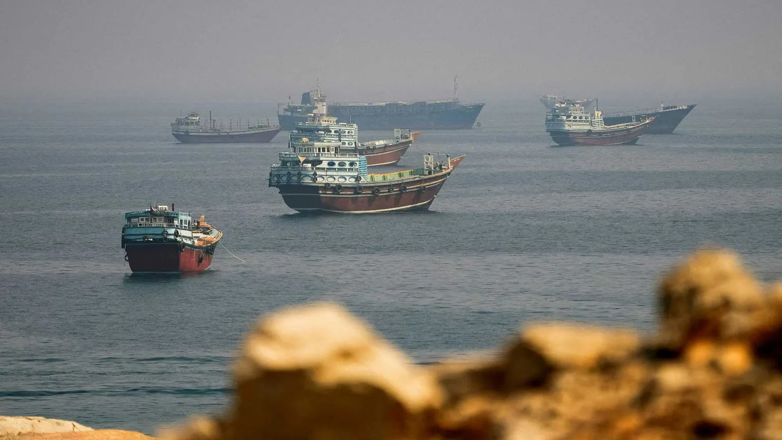 Navi in transito nello Stretto di Hormuz, fotografate da Musandam, nell'Oman, a fine agosto 2026/ REUTERS
