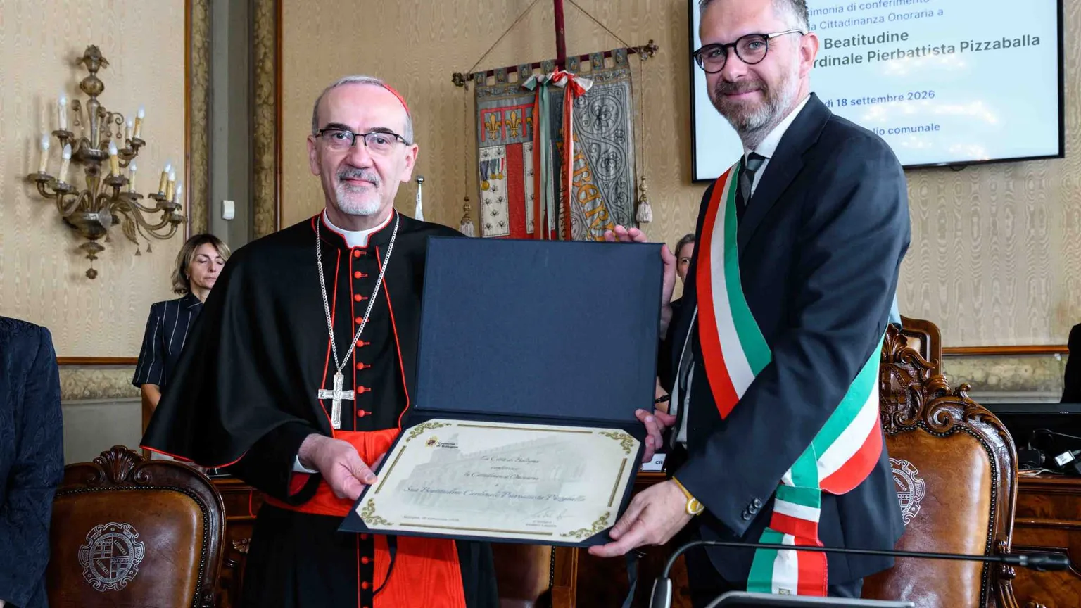 Il sindaco di Bologna, Lepore, consegna la cittadinanza al cardinale Pizzaballa / COMUNE DI BOLOGNA
