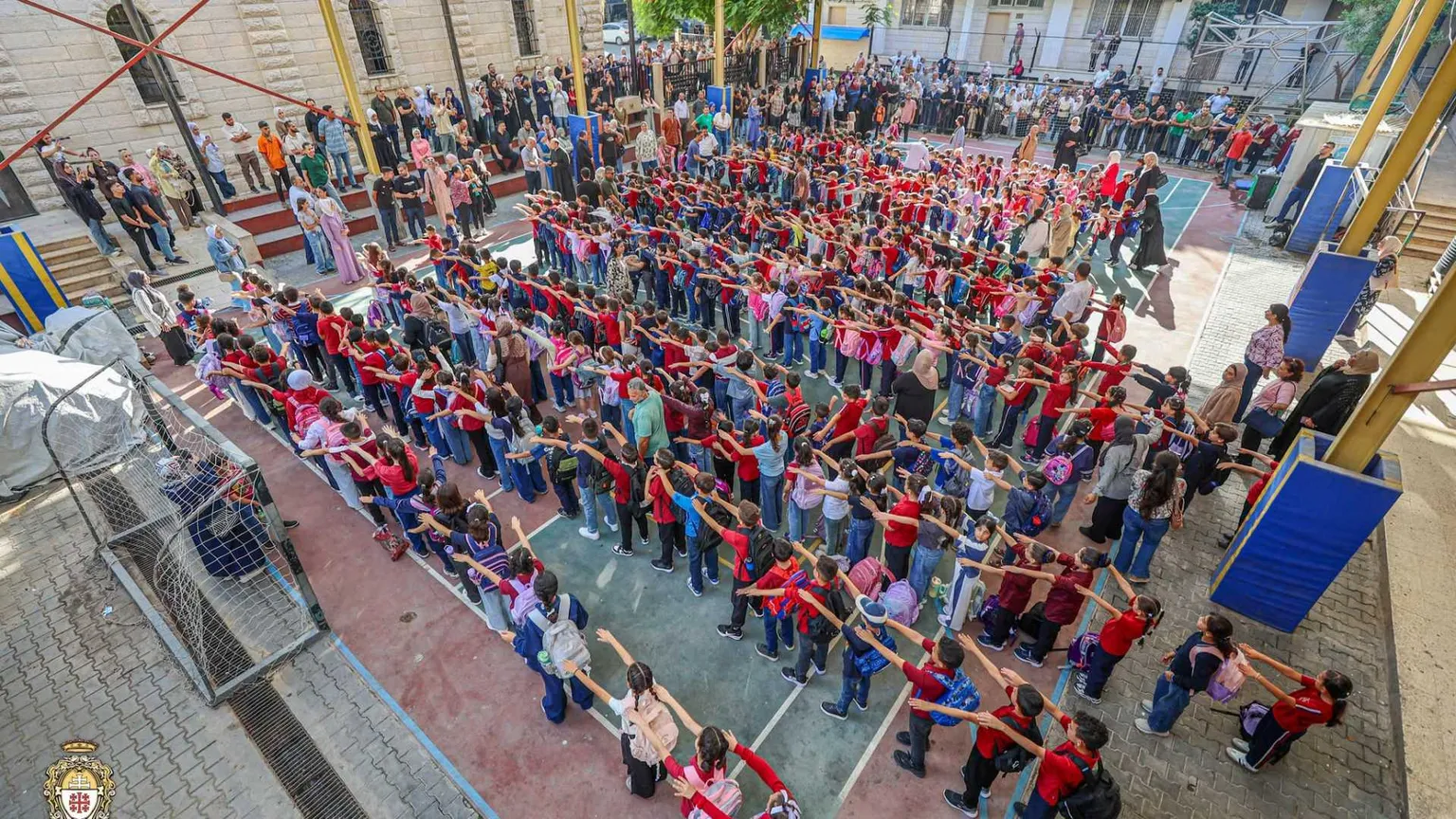 Bambini della parrocchia della Sacra famiglia a Gaza giocano sul sagrato della chiesa
