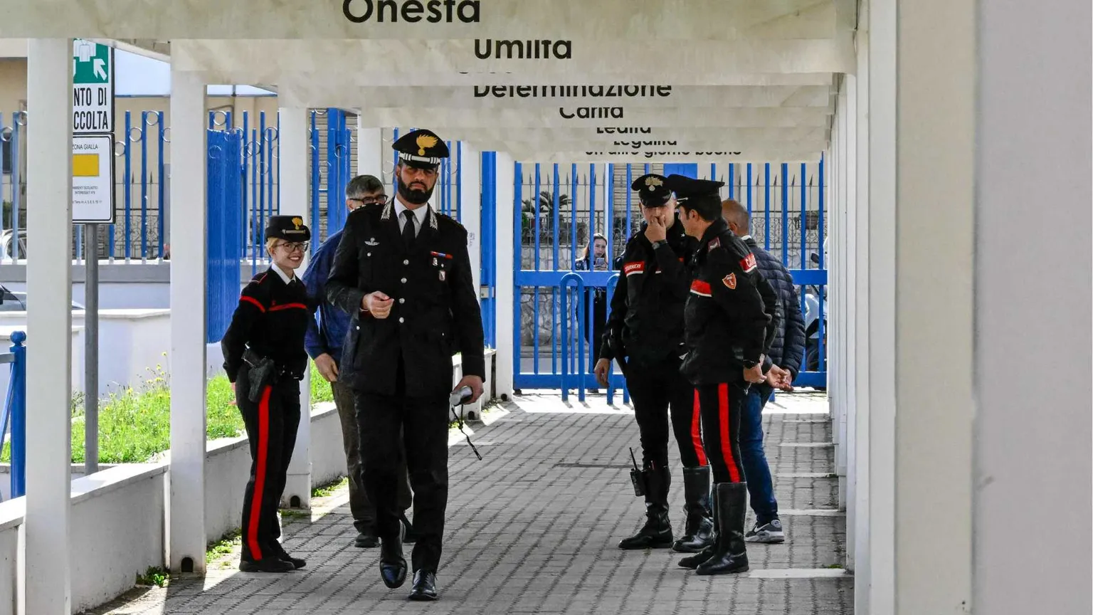 Le scuole italiane hanno iniziato a usare i metal detector, ma «la repressione non basta»