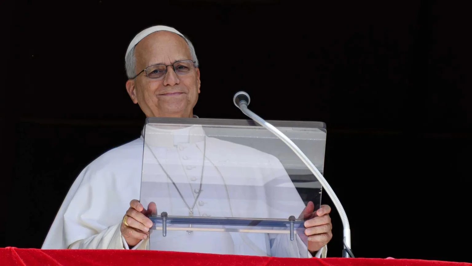Papa Leone XIV all'Angelus di ieri in piazza San Pietro / VATICAN MEDIA