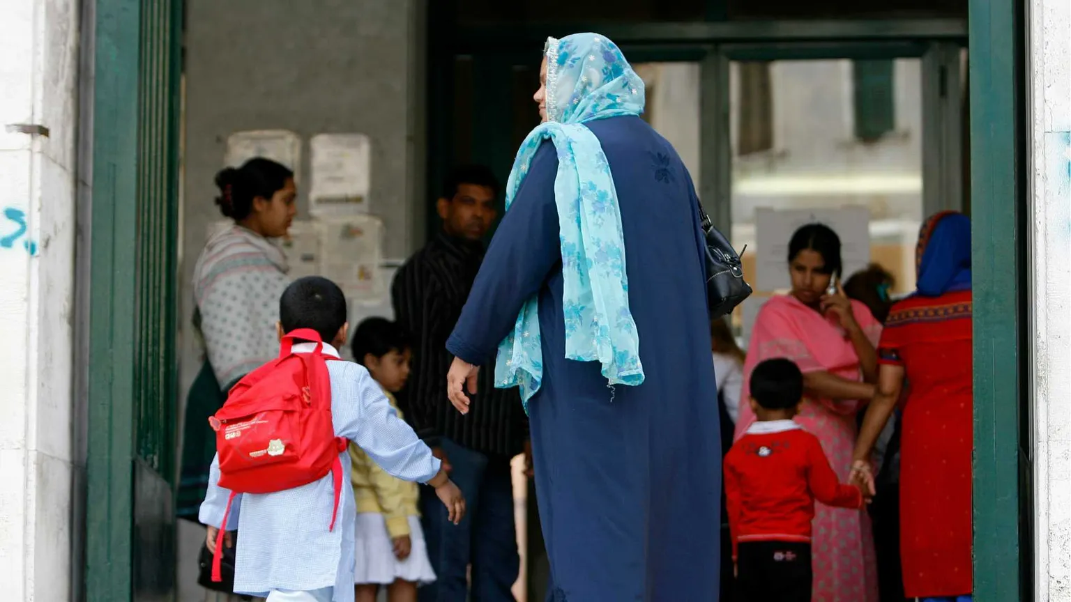 Il tetto del 30% di stranieri in classe e la "fuga dei bianchi" dalle periferie: i casi di Milano, Torino e Prato