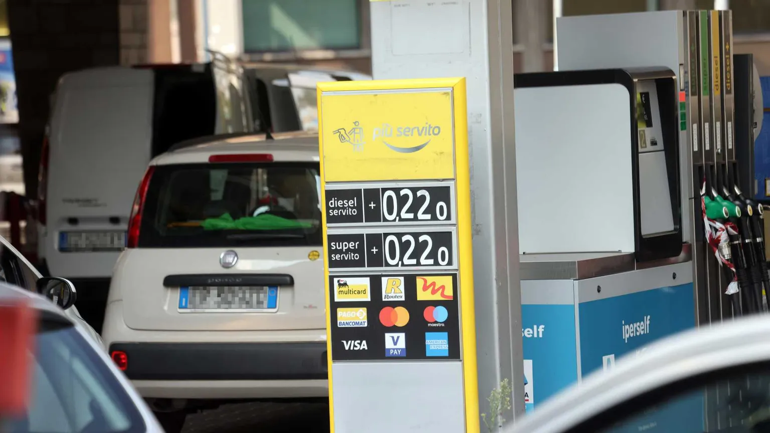 Auto fanno riforniemento a un distributore di benzina nel Comasco