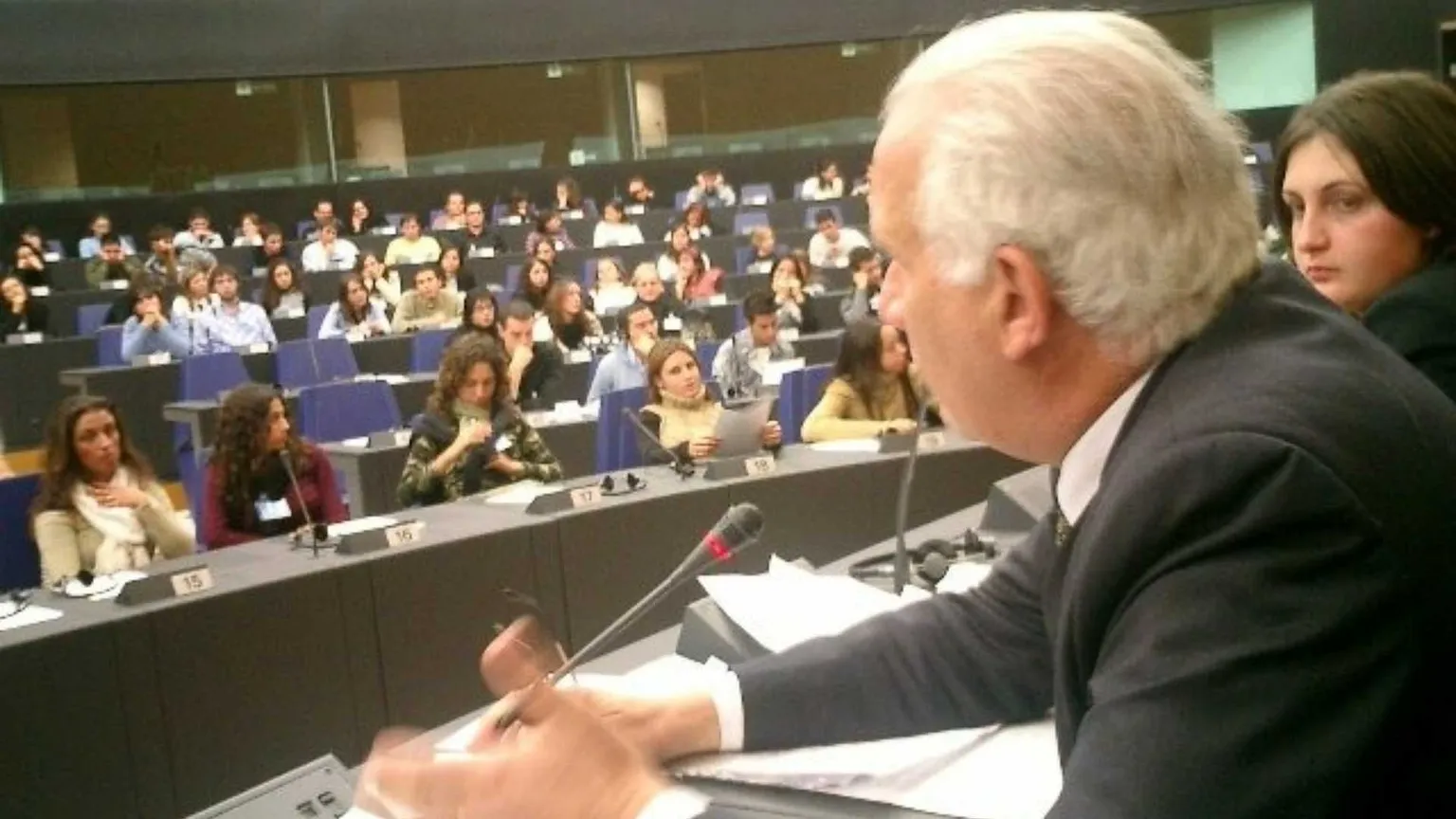 Carlo Casini al Parlamento europeo durante una delle "sue" iniziative per i giovani