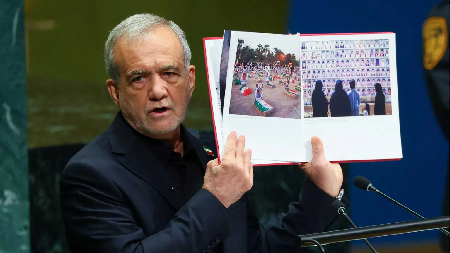 Pezeshkian all'Onu mostra le foto dei bambini uccisi in Iran