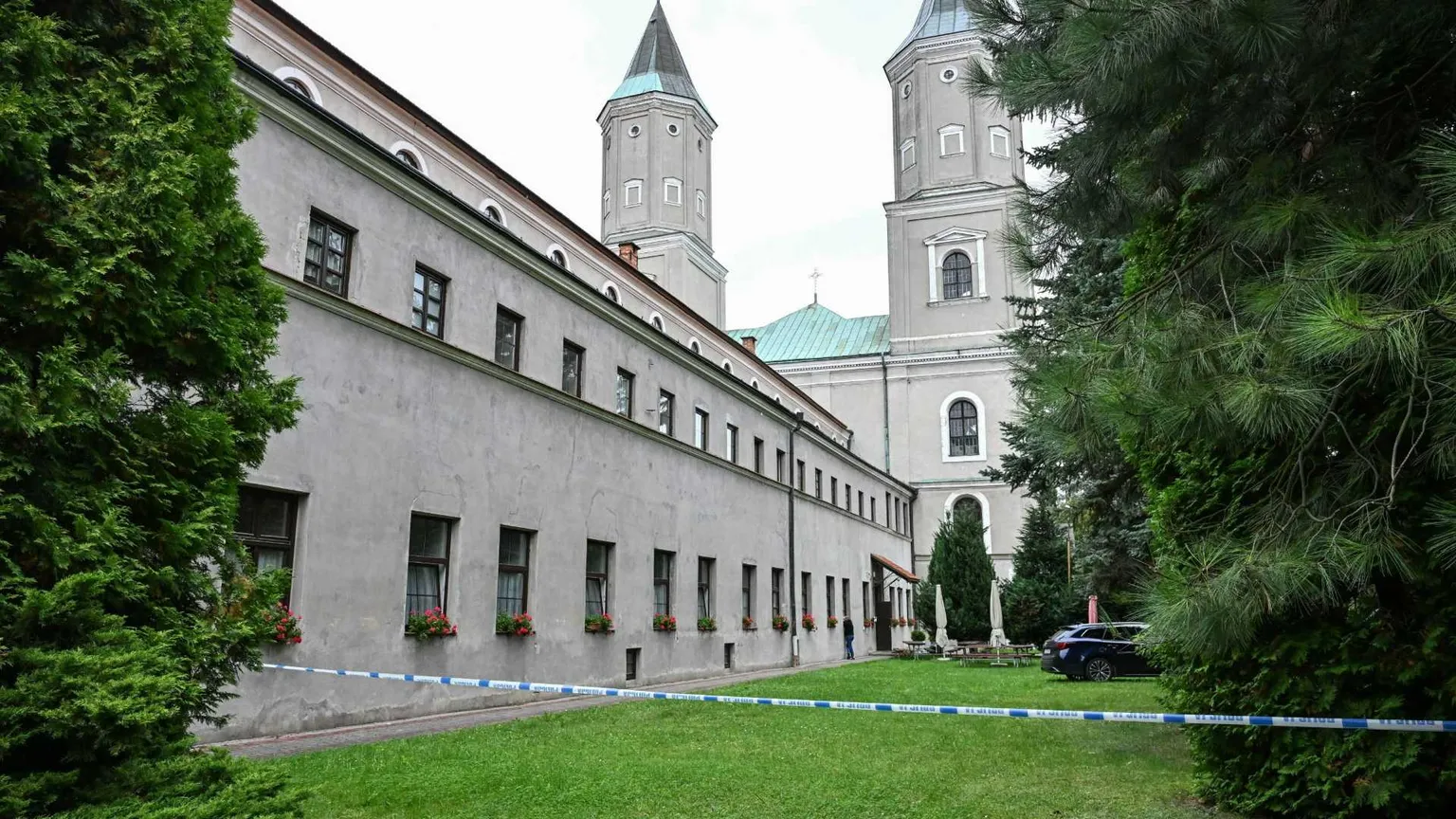 Un prete è stato ucciso in un'abbazia, quattro persone sono state ferite: la Polonia è sotto choc