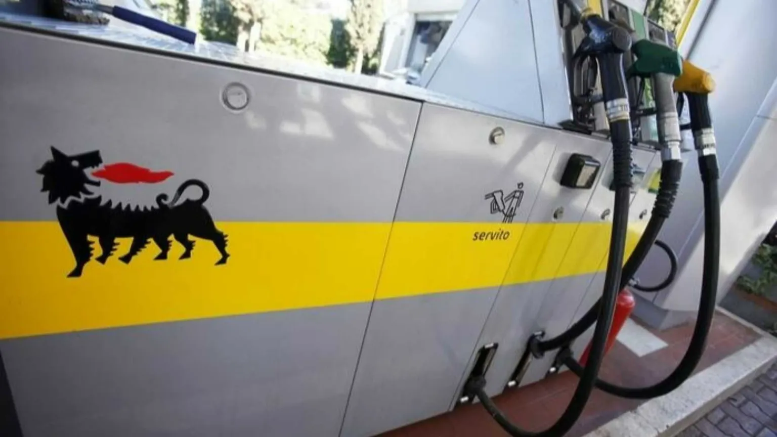 Il simbolo dell'Eni su un distributore di benzina/ ANSA