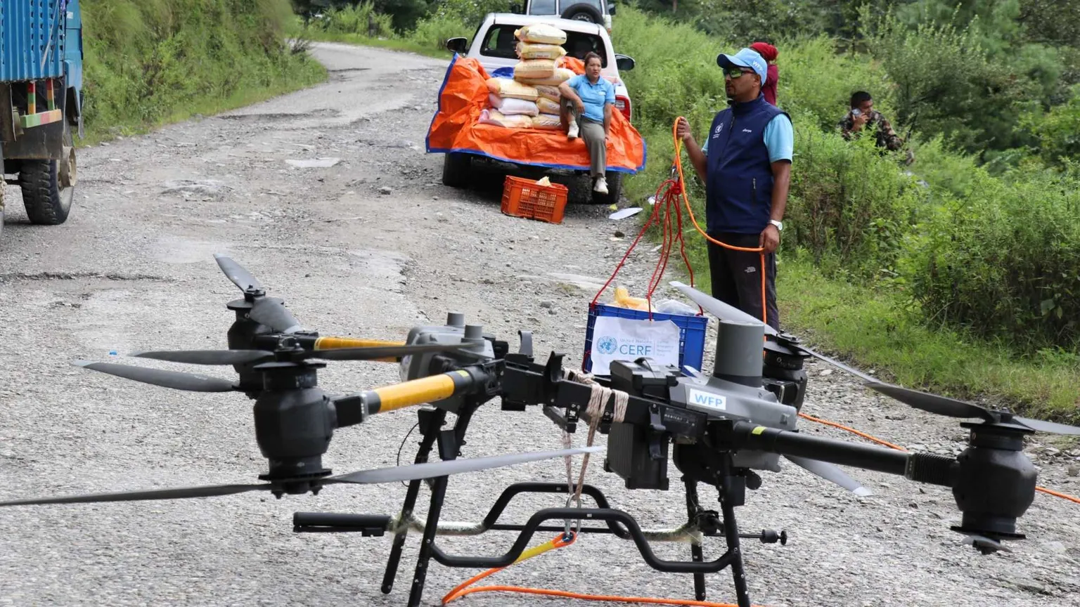 Un drone sta per alzarsi in volo in Nepal