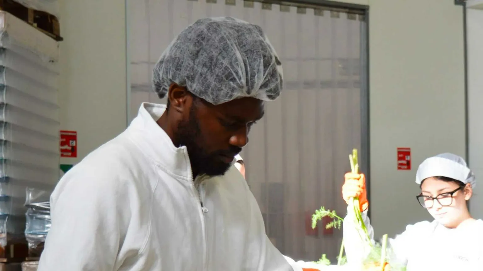 Il riscatto di Okech, dalla discarica di Nairobi a Palermo: «Mangiavo rifiuti, ora sogno un cibo "giusto"»