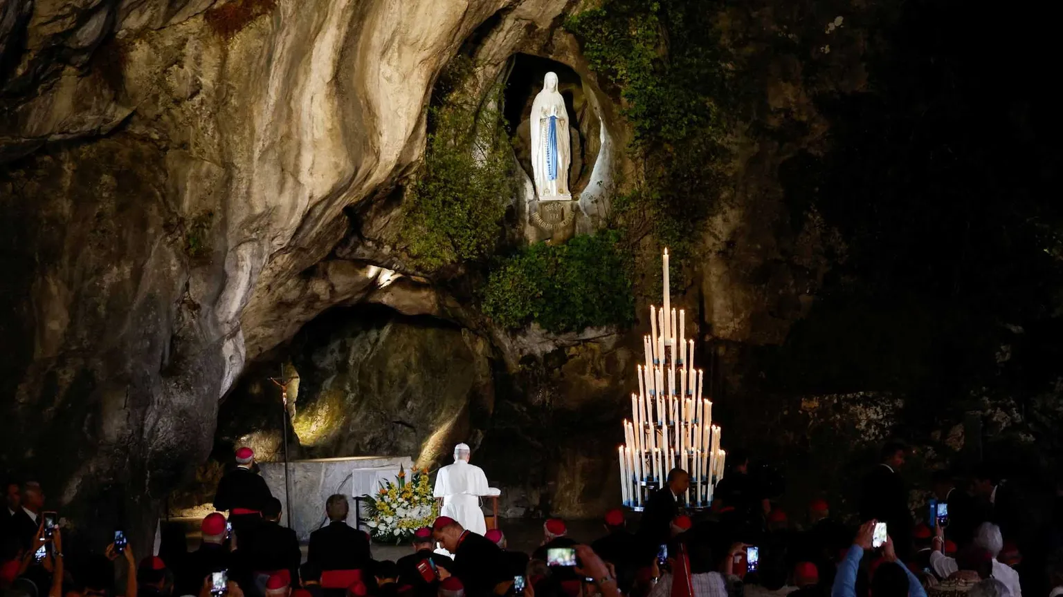 Papa Leone XIV in preghiera alla Grotta di Massabielle nel Santuario di Lourdes / REUTERS