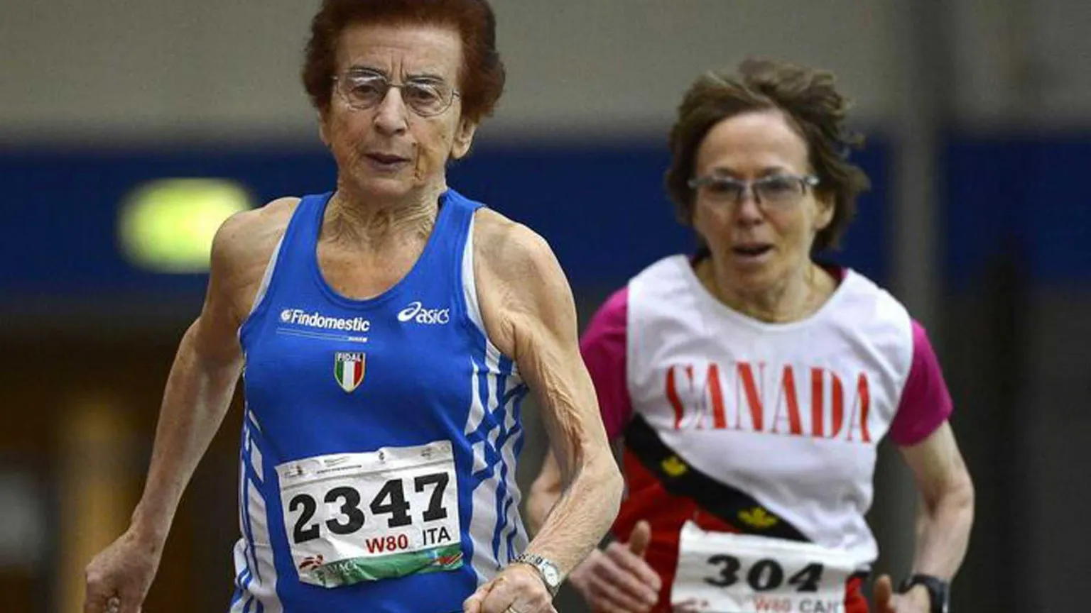 Un esempio straordinario di vitalità è Emma Mazzenga, la leggenda dell’atletica master che a 93 anni corre ancora come una ragazzina