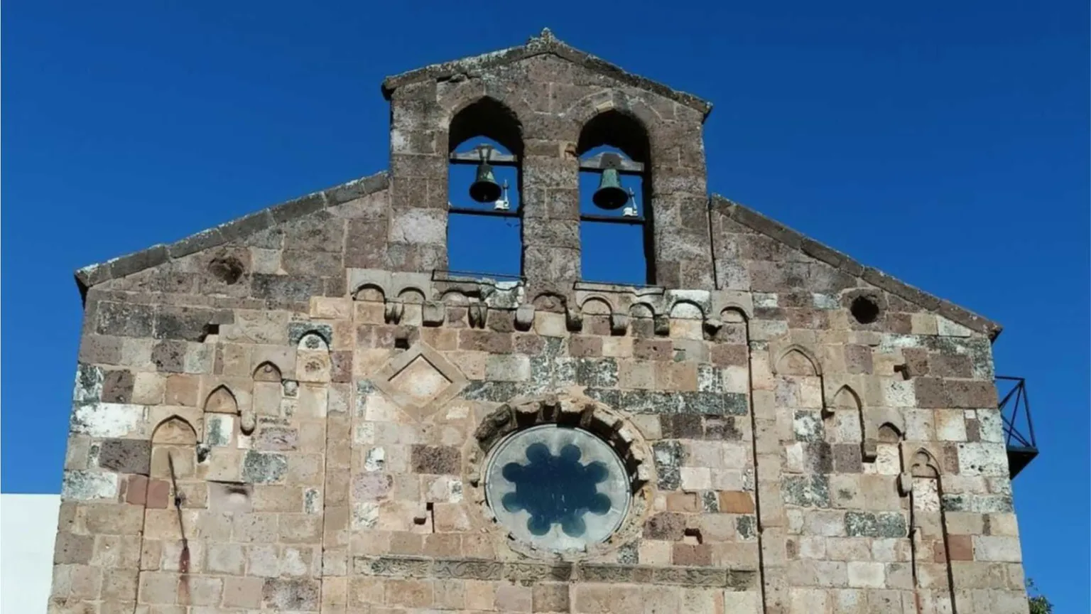 La fabbrica di armi sponsorizza la festa patronale, ma don Maurizio dice «No»