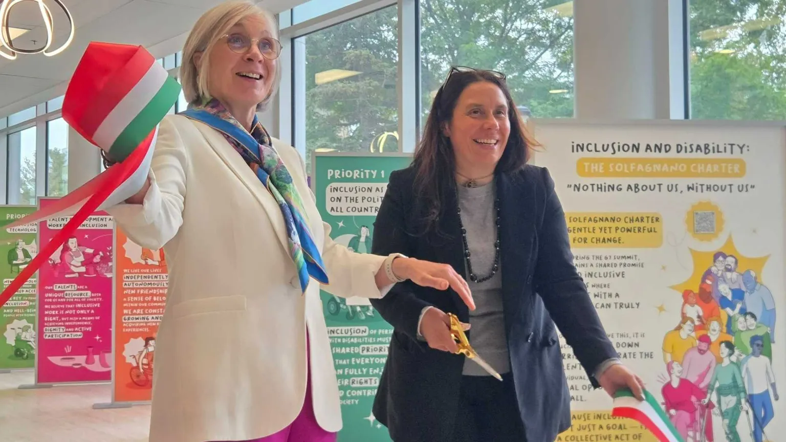 La ministra per le Disabilità Alessandra Locatelli e la ministra canadese del Lavoro e della Famiglia Patty Hajdu all'inaugurazione della mostra itinerante / foto ministero per le Disabilità