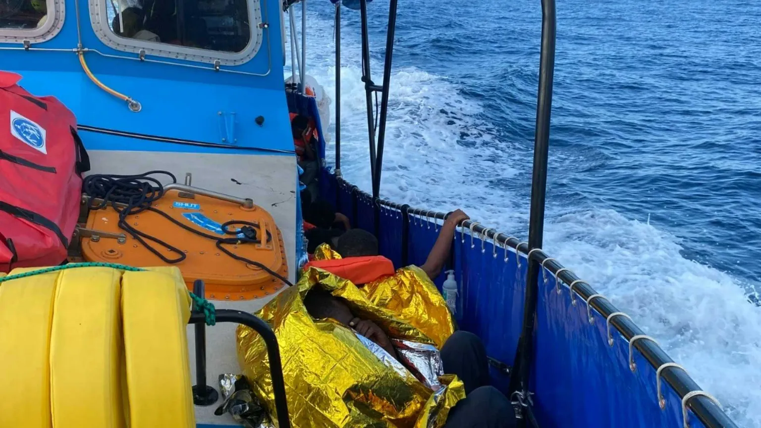 Nuovo naufragio nel Mediterraneo: soccorso un gommone con due corpi senza vita. Uno è di un bambino
