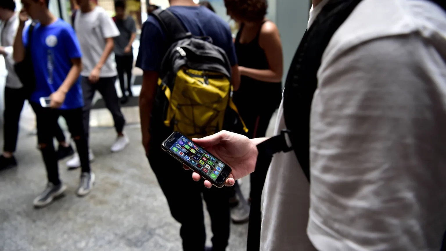 Uno studente col suo smartphone