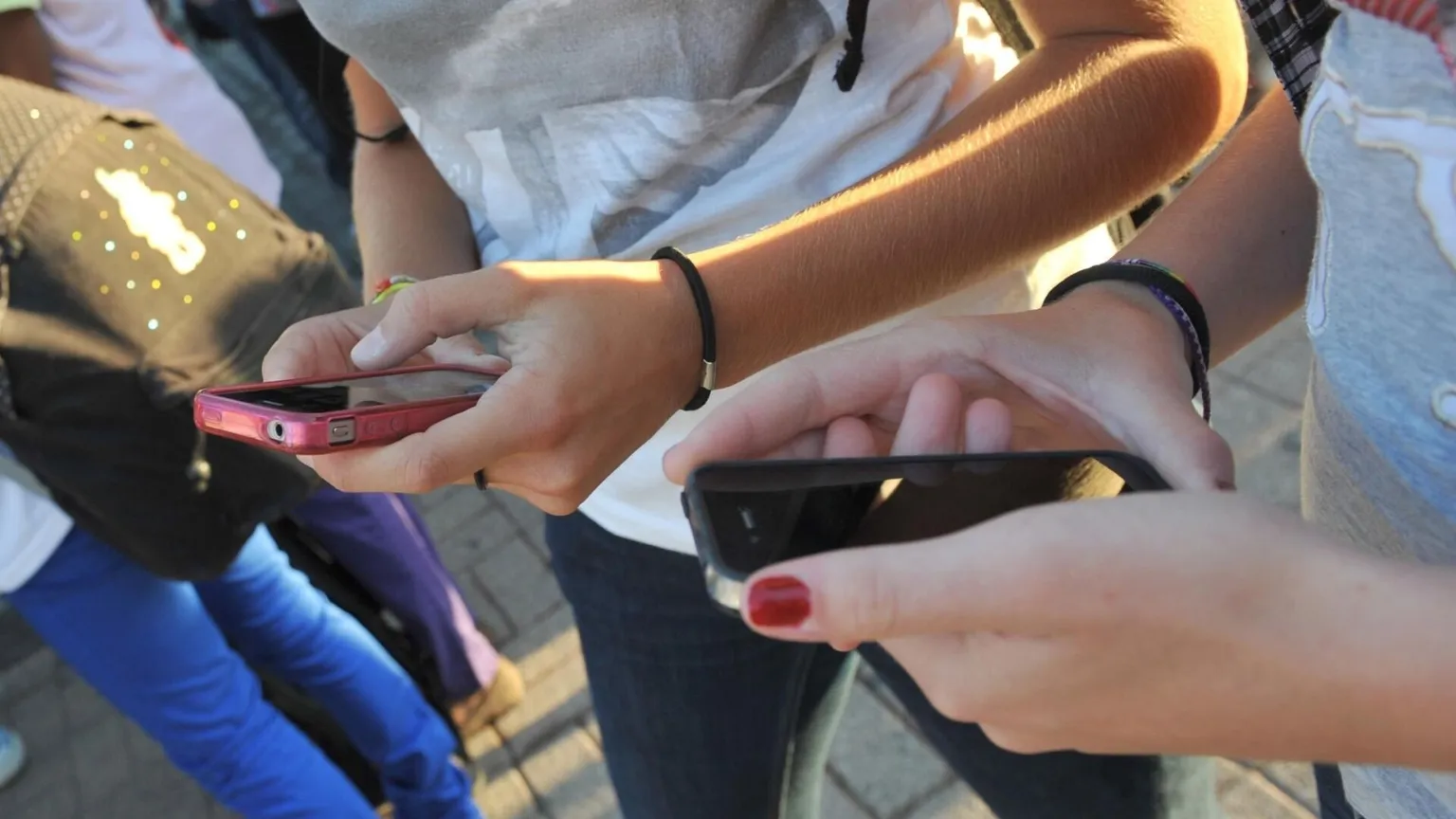 Adolescenti e social media: «Sempre più connessi e a rischio»