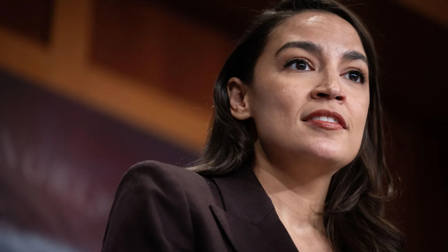 Un'immagine in primo piano di Alexandria Ocasio-Cortez