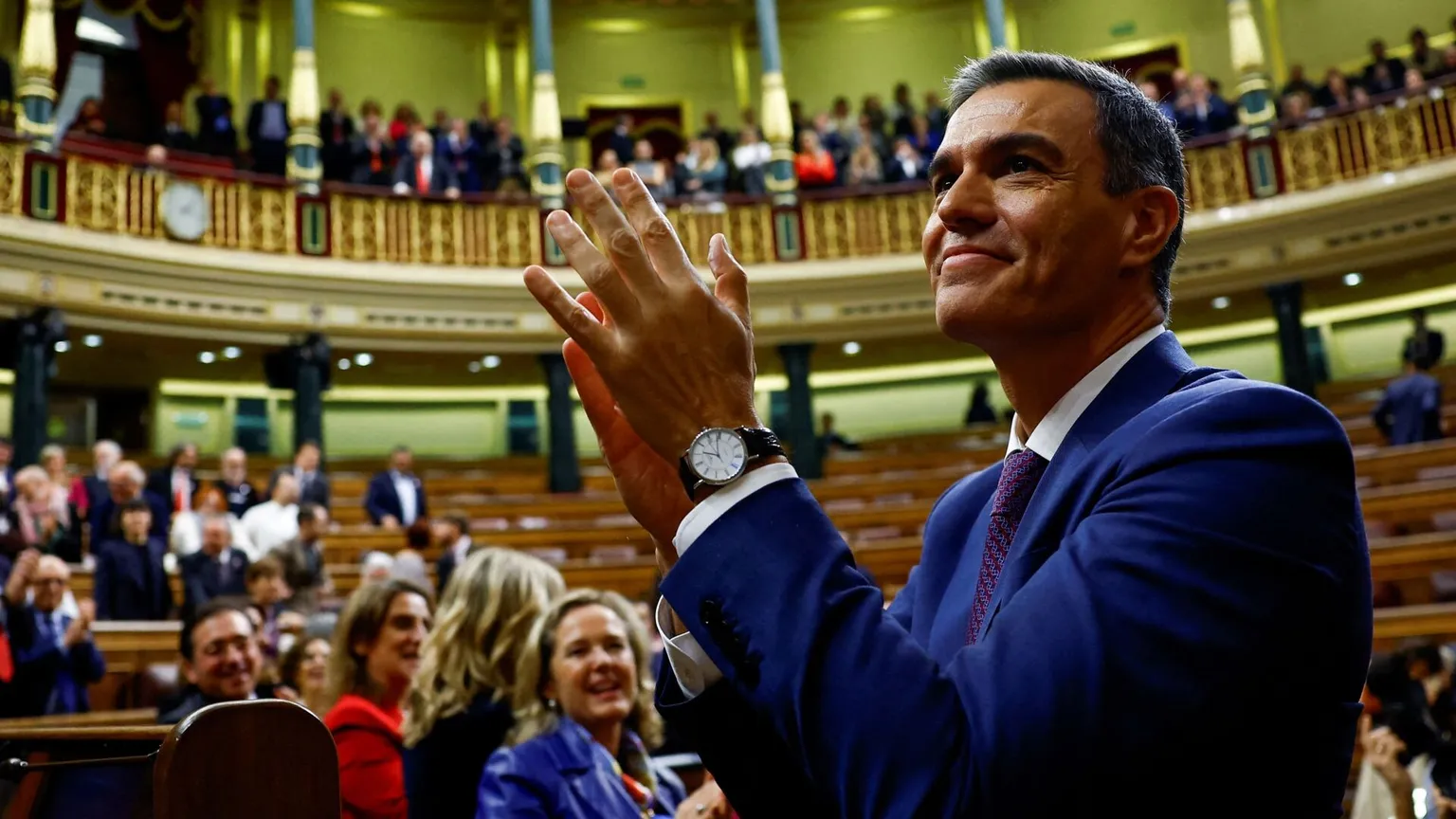 Uomo applaude in aula parlamentare