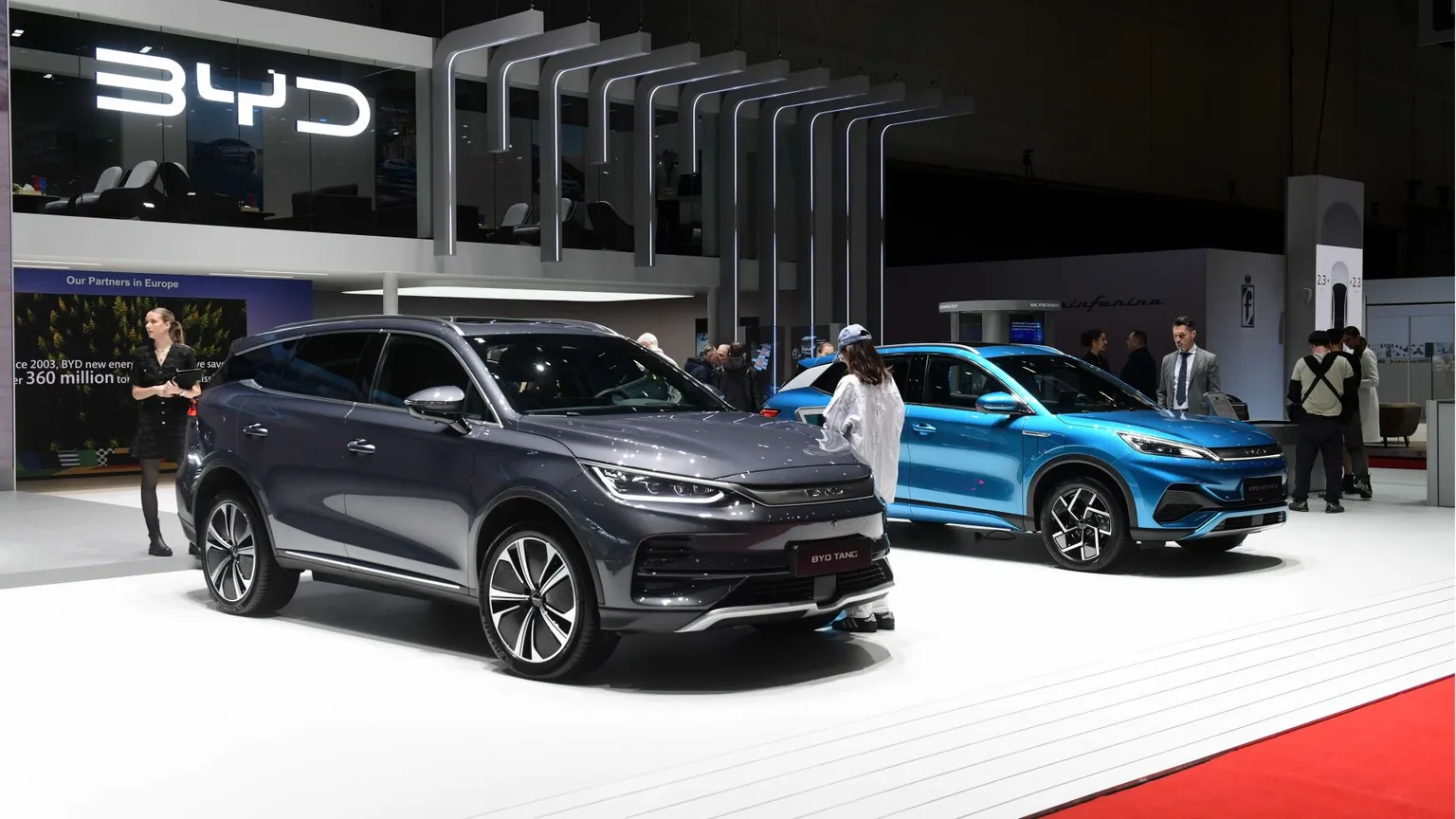 Troppe auto dalla Cina: la Ue vuole mettere un tetto alle ibride