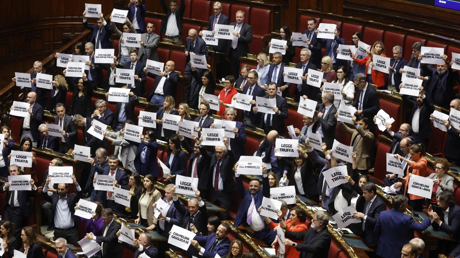 Il Governo schierato al momento del voto finale/ ANSA