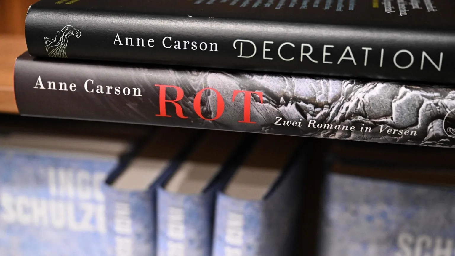 Per capire davvero Anne Carson, Nobel 2026, bisogna partire dal frammento e della poesia come interstizio
