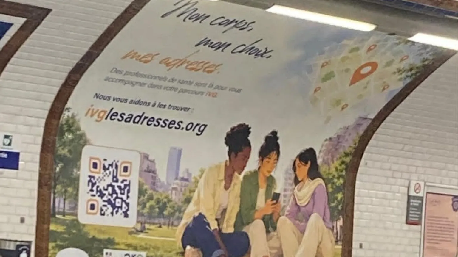 Per abortire basta un clic. La campagna choc nel metrò di Parigi