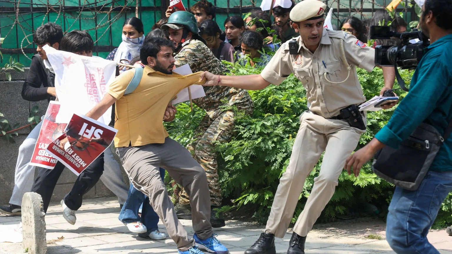 Così New Delhi soffoca la protesta degli "scarafaggi": fermati migliaia di giovani