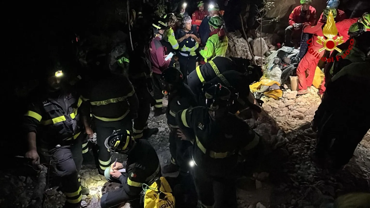 Sardegna, speleologo intrappolato: corsa contro il tempo per salvarlo
